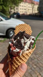 Eis in der Waffel aus Erikas Eisdiele Leipzig