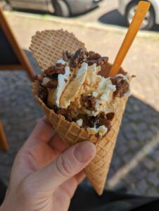 Eis in der Waffel aus Erikas Eisdiele Leipzig