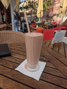 Erdbeer-Milchshake im Café & Restaurant LUISE Leipzig