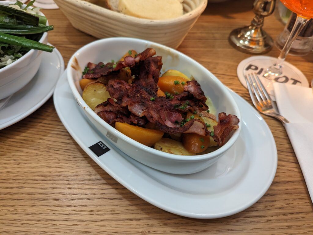 Käse warm - Ofenkartoffel, Munster Käse, Speck und Aprikosen im PILOT Leipzig