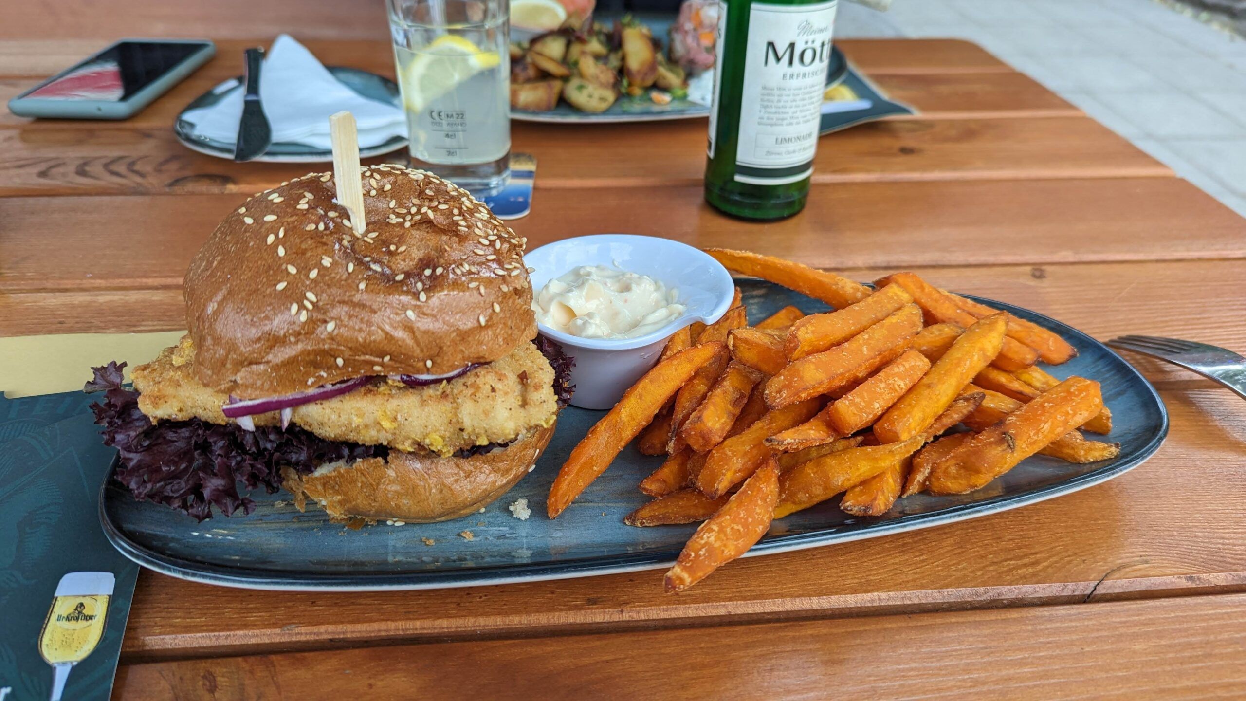 Chicken Burger mit Süßkartoffelpommes im Bi Ba Bo Leipzig Plagwitz