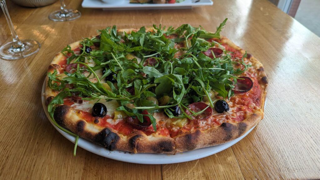 Pizza Diavolo mit extra Rucola im Restaurant Olea Leipzig