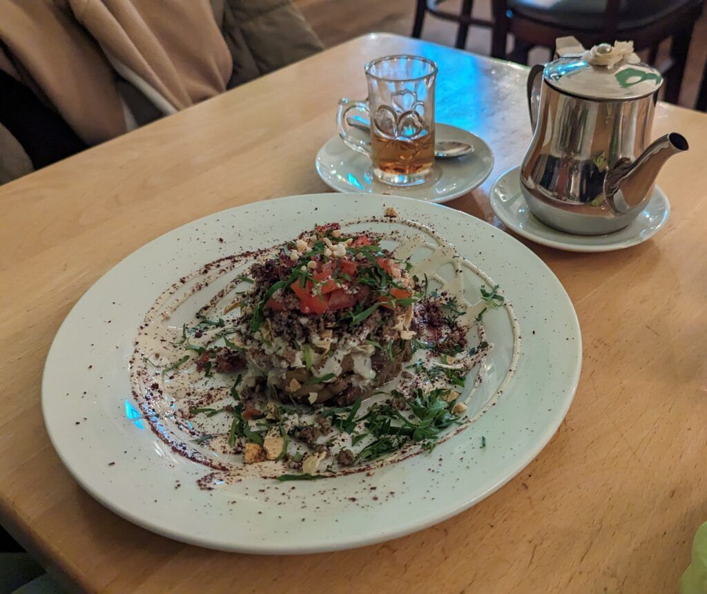 Fatet Batengan - Gebackene Auberginen mit Sesambrei, Hackfleisch, gerösteten Mandeln, arabisches Brot und Pinienkerne, frische Tomaten und Petersilie mit Zitronengewürz (Sumak) im Shady Leipzig Fatet Batengan - Gebackene Auberginen mit Sesambrei, Hackfleisch, gerösteten Mandeln, arabisches Brot und Pinienkerne, frische Tomaten und Petersilie mit Zitronengewürz (Sumak) im Shady Leipzig