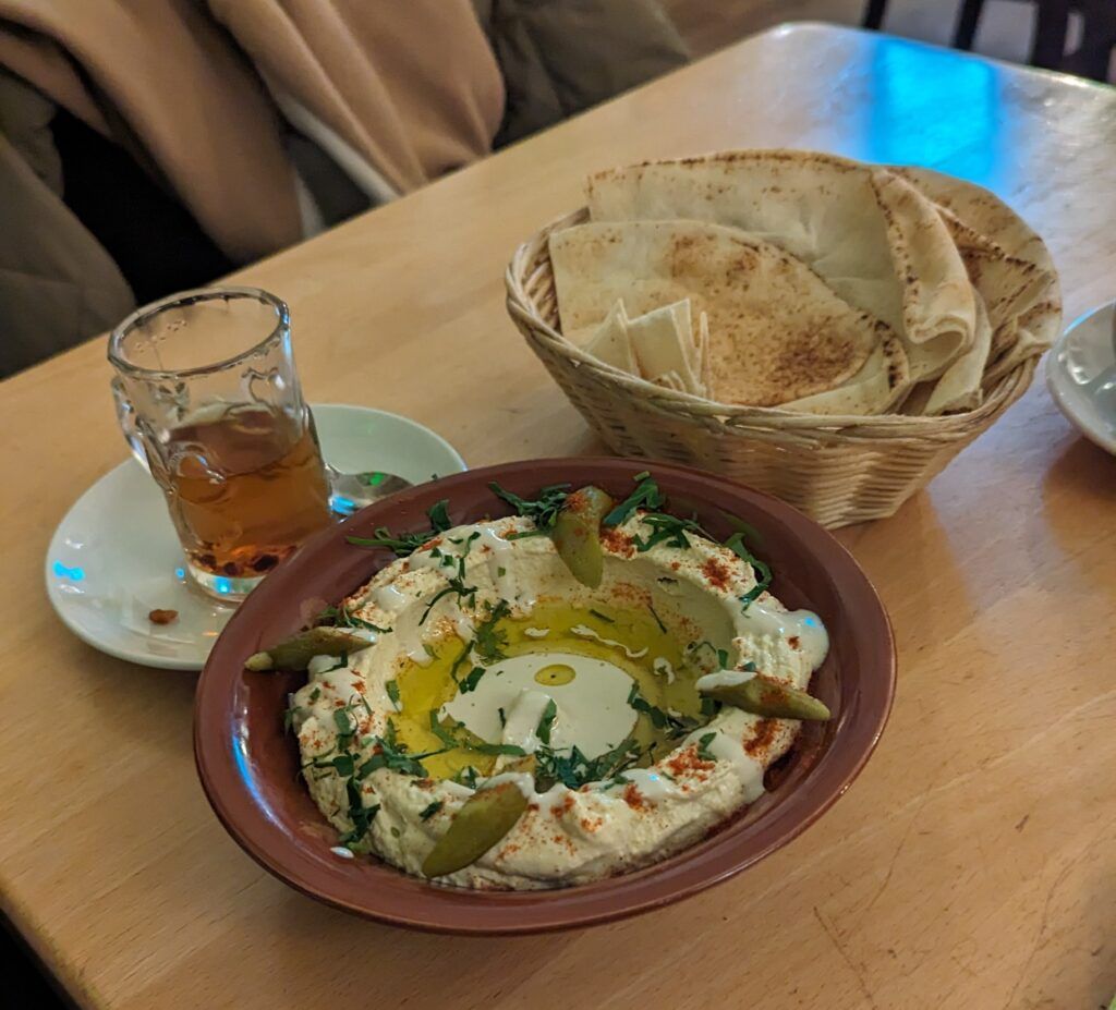 Hummus bil Tahina - Kichererbsenmus mit Tahina (Sesambrei) und Zitrone, dazu klassisches, arabisches Brot im Shady Leipzig Hummus bil Tahina - Kichererbsenmus mit Tahina (Sesambrei) und Zitrone, dazu klassisches, arabisches Brot im Shady Leipzig