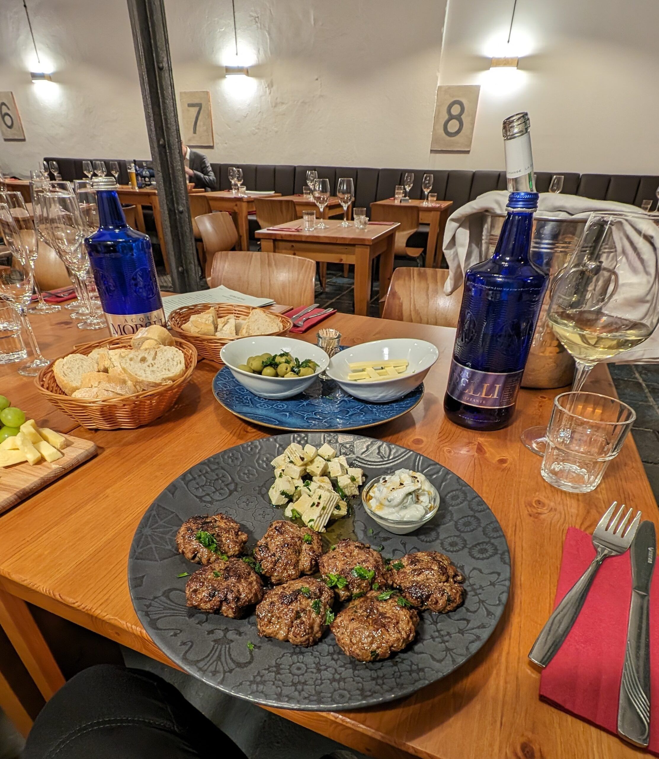 Rinder-Kefta mit Gewürzen, Kräutern und Baguette, sowie hausgemachten Tsatsiki im Funk Royal Leipzig