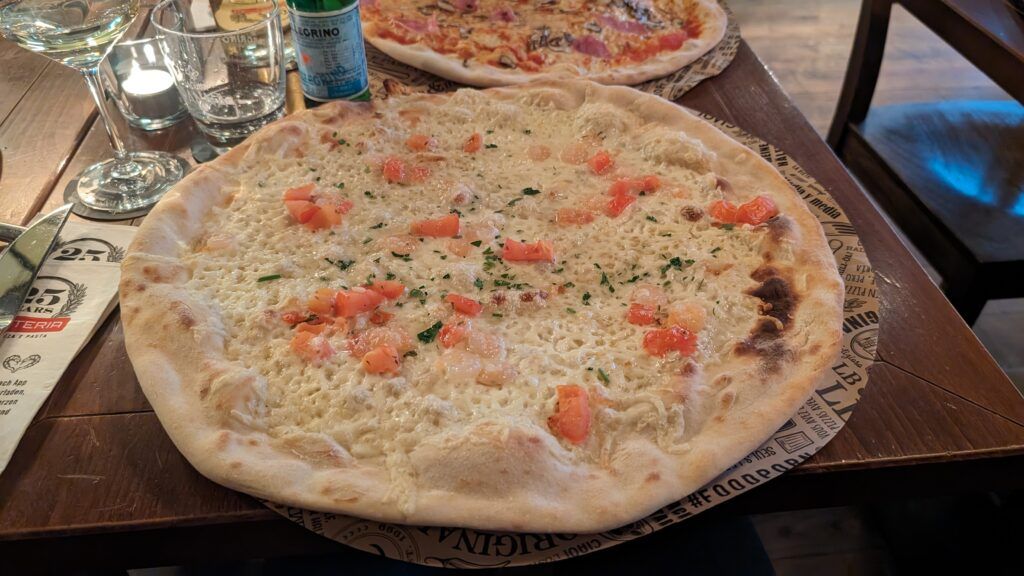 Pizza Gamberetti / Pizza Bianca in der L’Osteria Leipzig Pizza Gamberetti / Pizza Bianca in der L’Osteria Leipzig