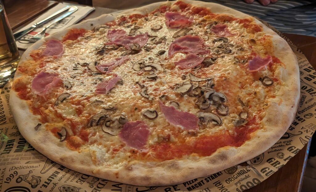Pizza Prosciutto in der L’Osteria Leipzig Pizza Prosciutto in der L’Osteria Leipzig