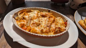 Hähnchen-Filetstreifen-Penne in Metaxasoße im Restaurant Pellorus