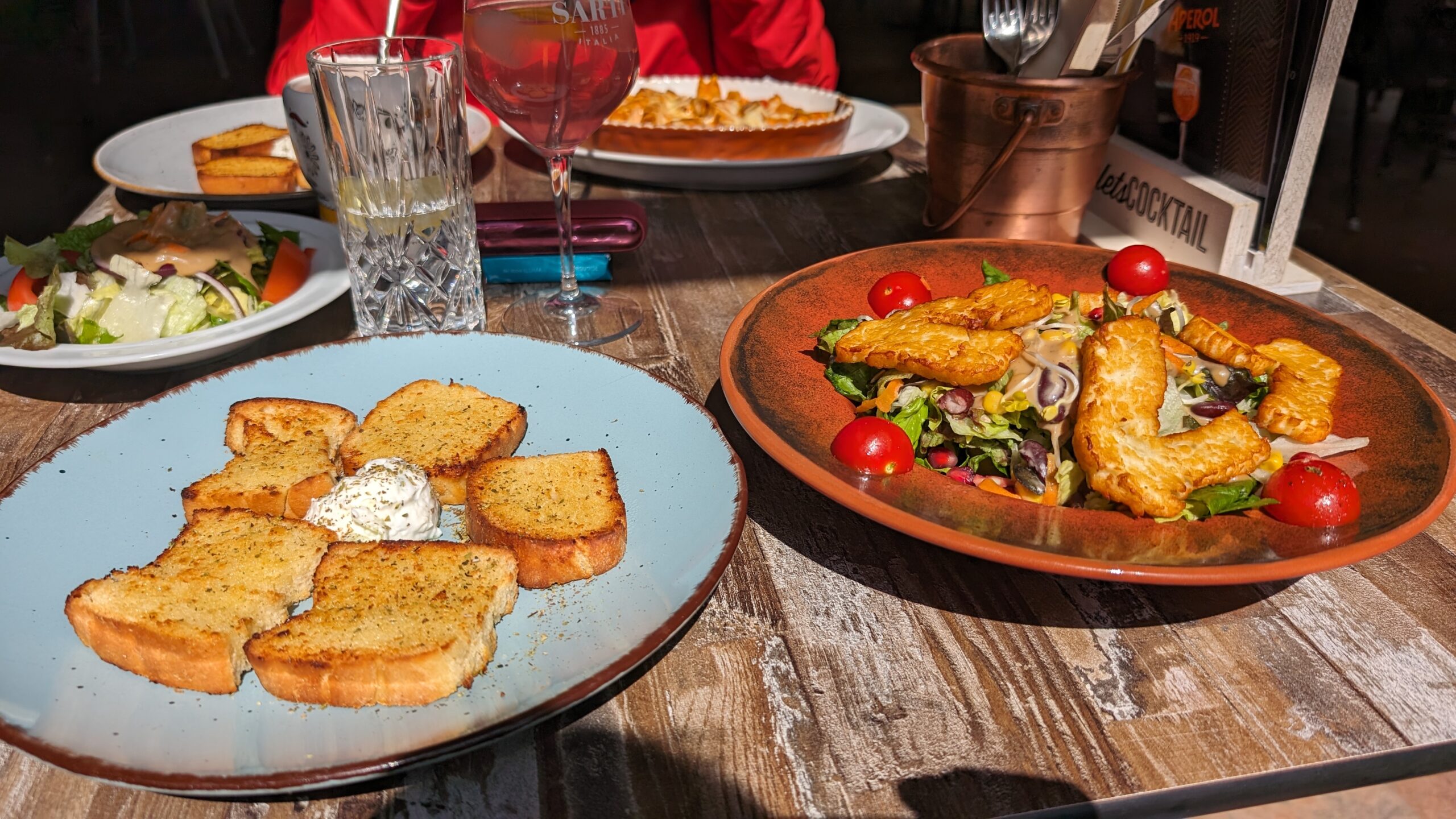 Salatteller mit Halloumi und Knoblauchbrot im Restaurant Pellorus Leipzig