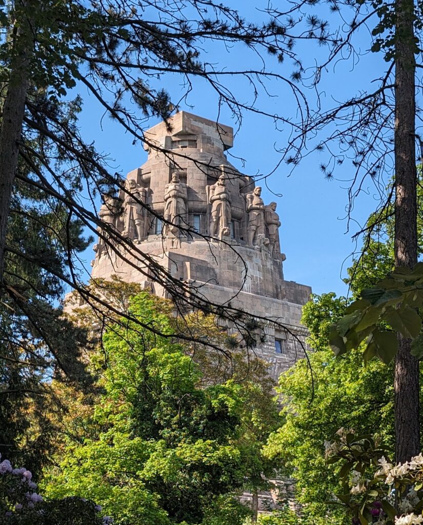Völkerschlachtdenkmal Leipzig Sicht aus dem Südfriedhof