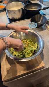 Zubereitung der Gerichte beim veganen Kochkurs