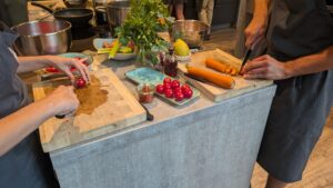 Zubereitung der Gerichte beim veganen Kochkurs