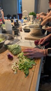 Zubereitung der Gerichte beim veganen Kochkurs
