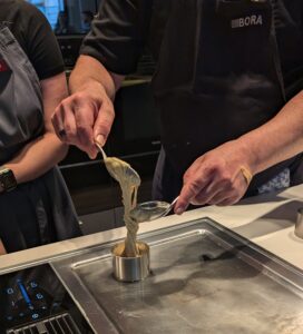 Zubereitung der Gerichte beim veganen Kochkurs