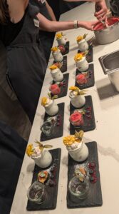 Vorbereitung der Dessert-Teller beim veganen Kochkurs