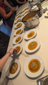 Vorbereitung der Teller beim veganen Kochkurs